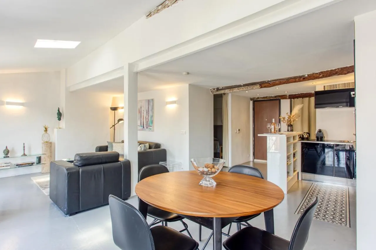 Ross 5- F2, Lumineux, Balcon, Loft, Clim, Vieux-Nizza Apartment Nizza