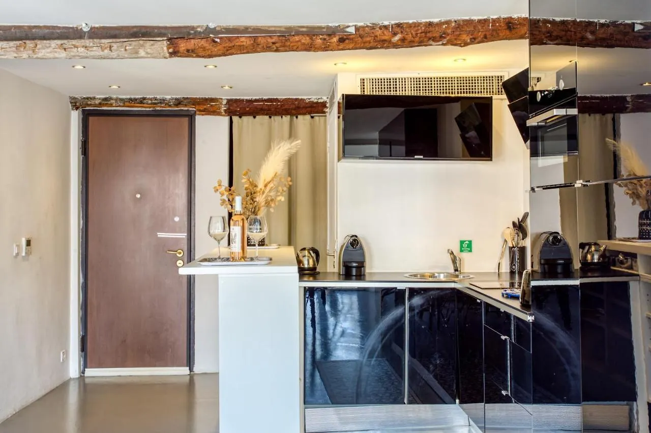 Ross 5- F2, Lumineux, Balcon, Loft, Clim, Vieux-Nice Nice