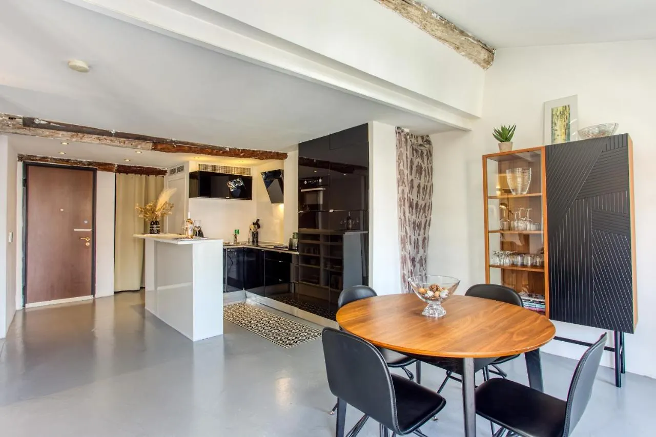 Ross 5- F2, Lumineux, Balcon, Loft, Clim, Vieux-Nizza Apartment Nizza